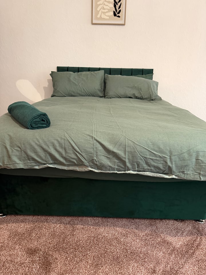 舒适的双人卧室，配有毛绒床、清新的酒店品质床上用品，以及宁静、简约的设计，让您享受悠闲住宿。