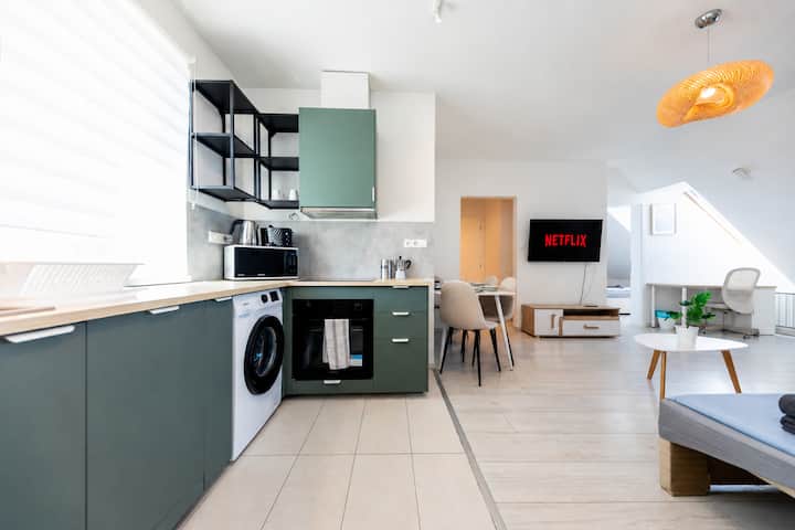 Top Floor 1-bedroom Apartment With Balcony - Budapest