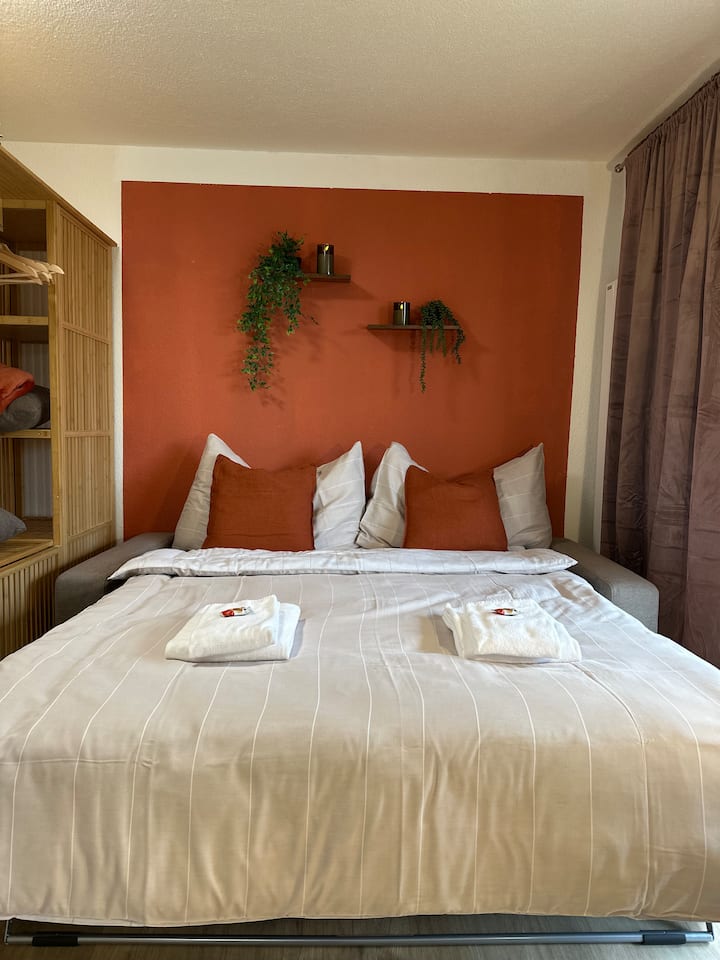 Rozložená pohovka so zabudovaným matracom