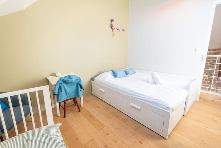 Habitación doble (cama 180/posibilidad de transformar en cama individual) y 1 cuna