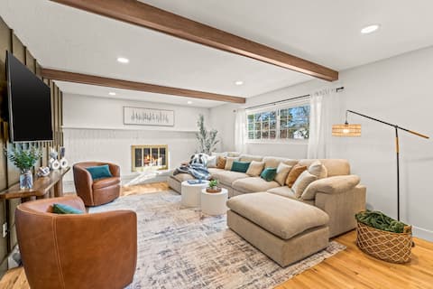 Top Airbnb: Luxury Family Retreat | Hot Tub + Firepit + Games in Centennial