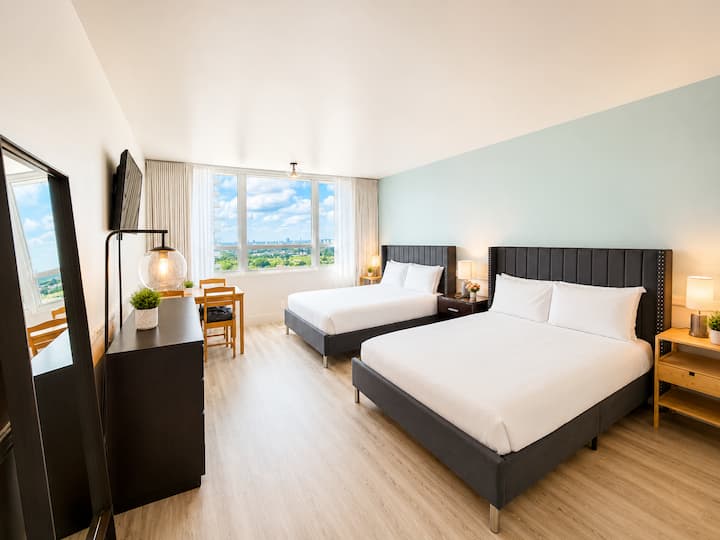 Bay View | Pool + Beach Access + Valet Parking - Miami Beach, FL