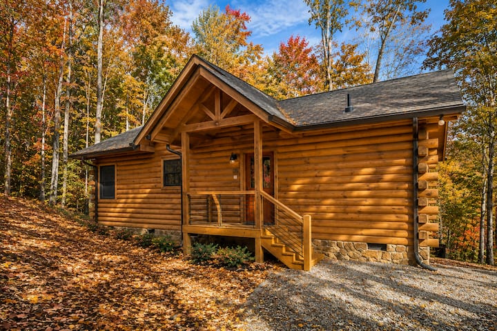 Cozy Cabin Retreat | Hot Tub, Vinyl & Views - Cherry Log, GA