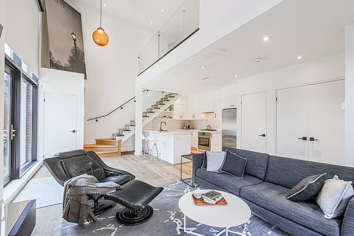 Private And Secure Coach House W/ Gate And Parking - Rogers Centre