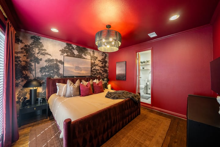 ผ่อนคลายในห้องนอนที่มีสไตล์นี้พร้อมเตียงขนาดคิงไซส์และทีวีโรคุ เหมาะสำหรับการพักผ่อนหลังจากเล่นเกมในห้องเกม แช่ตัวในอ่างน้ำร้อน หรือใช้เวลาทั้งวันสำรวจฮุสตัน