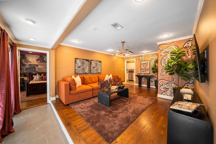 ห้องนั่งเล่นที่น่าดึงดูดนี้ได้รับการออกแบบมาเพื่อความสะดวกสบายสูงสุด มีโซฟาส่วนที่นุ่ม การตกแต่งที่อบอุ่นและมีสไตล์ และทีวีโรคุขนาดใหญ่ เหมาะสำหรับการพักผ่อนหลังจากเล่นเกมในห้องเกมสนุก ๆ การแช่ตัวในอ่างน้ำร้อนที่ผ่อนคลาย หรือการออกไปเที่ยวในฮุสตัน