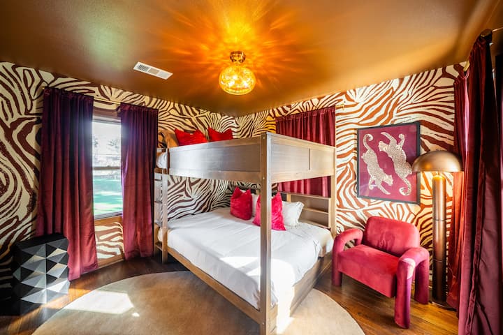 ด้วยเตียงควีนไซส์แบบสองชั้นที่นอนได้ 4 คน ห้องนอนที่มีสไตล์สวยงามนี้ผสมผสานความสบายและการออกแบบที่สนุกสนาน ทำให้ทุกคนได้พักผ่อนอย่างสบายหลังจากสนุกสนานมาทั้งวัน