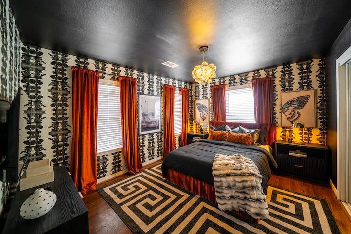 ผ่อนคลายในห้องนอนที่ออกแบบมาอย่างดีพร้อมเตียงควีนไซส์นุ่มและทีวีโรคุ - ที่พักที่น่าสนใจสำหรับการสตรีมมิ่ง อบอุ่น และผ่อนคลายในคืนที่สงบและน่าพักผ่อน