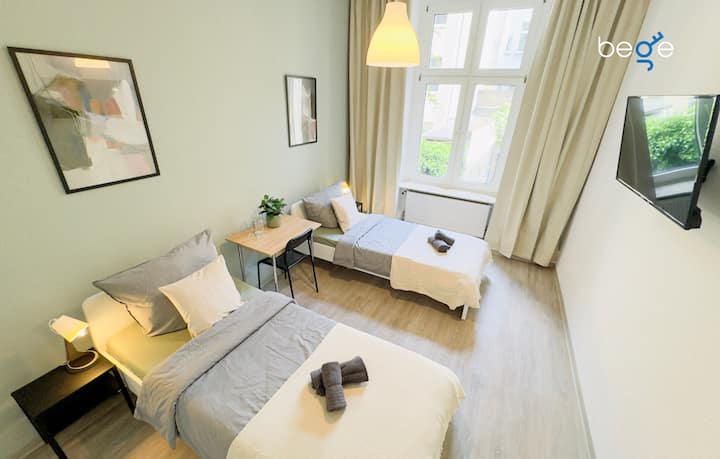 3号卧室配有两张单人床、起居区、智能电视