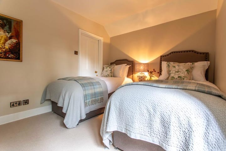 Chumba chetu cha mapacha mbele ya nyumba kinashiriki ngazi na chumba chenye kitanda cha ukubwa wa king. Bafu la mtindo wa Jack na Jill linaweza kupatikana kati ya vyumba - mahali pazuri kwa familia kukaa na wazazi kuwa karibu. 