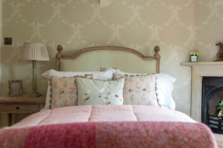 Sehemu hii nzuri sana inatoa kitanda kidogo cha watu wawili, kilichokamilishwa kutoka kichwa hadi kwenye vidole vya miguu katika Suzie Watson. Mechi ya mahali pa kupikia yenye kiti kizuri cha dirisha kwa ajili ya kusoma kwa utulivu. Chumba hiki kinatumia bafu kuu pamoja na chumba cha 2, kinachopatikana mkabala na chumba hicho. 