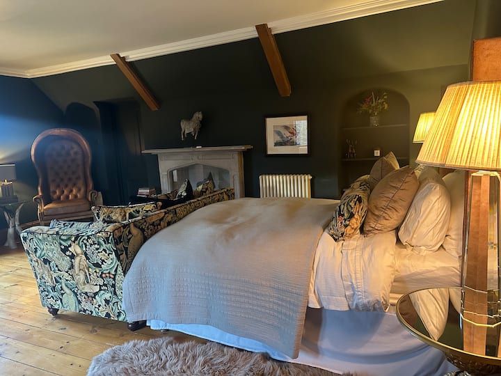 Sehemu hii nzuri inatoa mwanga wa taa ya kutuliza na ina roshani inayoelekea kwenye viwanja na bwawa. Bafu la ndani linaweza kupatikana katika chumba kilicho na bomba la mvua, choo na sinki. 
Chumba kizuri kwa ajili ya familia chenye kitanda cha sofa cha hiari