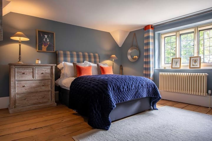 Chumba hiki cha watu wawili kinatoa nafasi ya mbele ya nyumba inayoelekea kwenye njia ya kuingia. Unaweza kutarajia matandiko ya Neptune, nafasi nyingi za droo, meko maalum na unashiriki bafu kwenye sakafu na chumba chetu cha kulala cha mtindo wa Suzie Watson. 