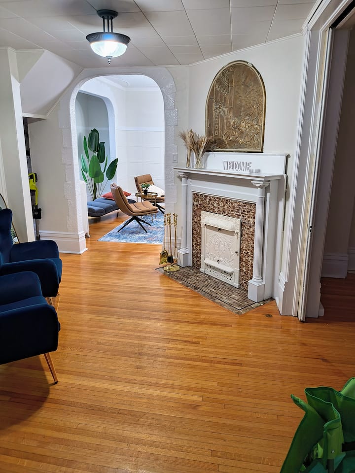 1898 Victorian Suite On The Red River | King Bed - Winnipeg