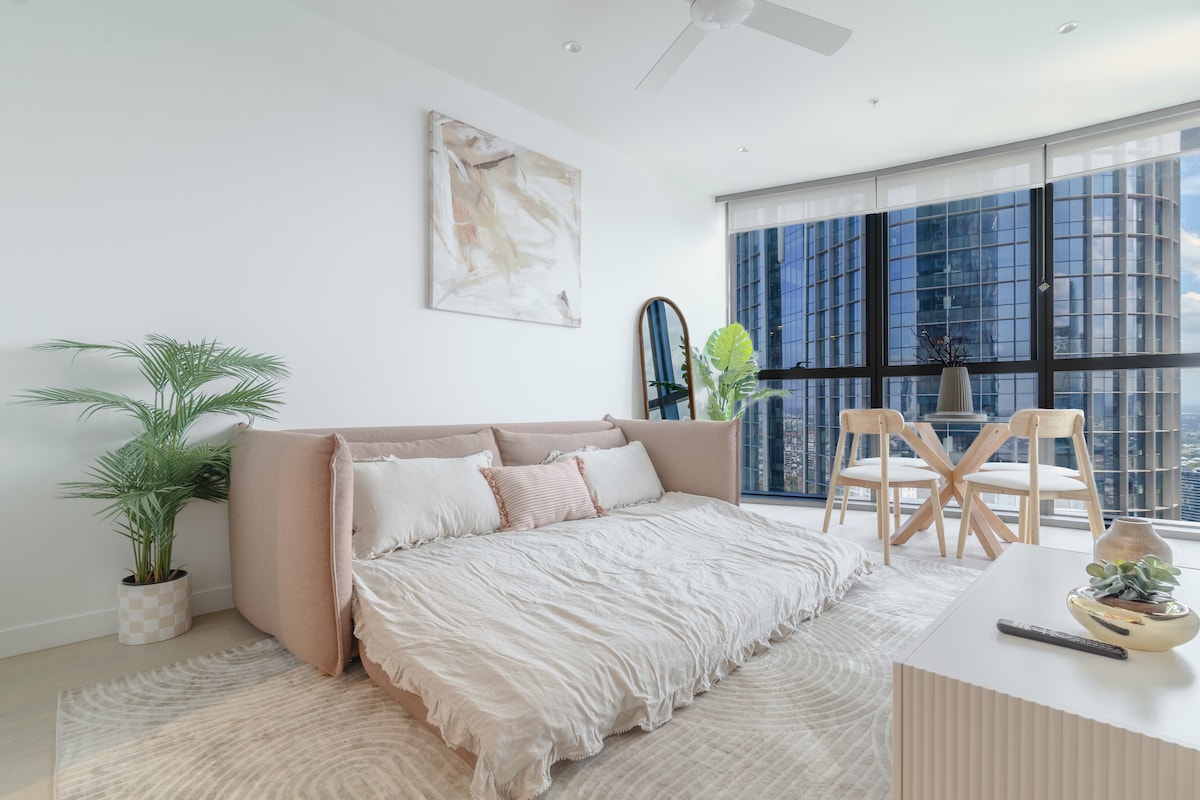 Диванът във всекидневната може бързо да се превърне в допълнително двойно легло, което прави апартамента подходящ за четирима гости.