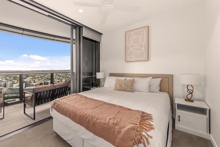 Spite ako člen kráľovskej rodiny na manželskej posteli.