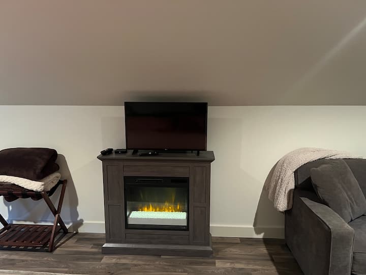 La chimenea eléctrica proporciona calor opcional o solo para el ambiente.