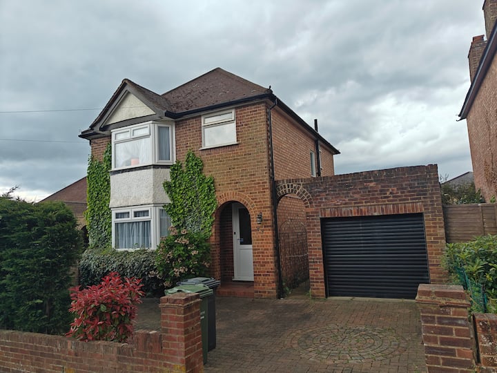 3 Bed House In Guildford, Surrey - Guildford, UK