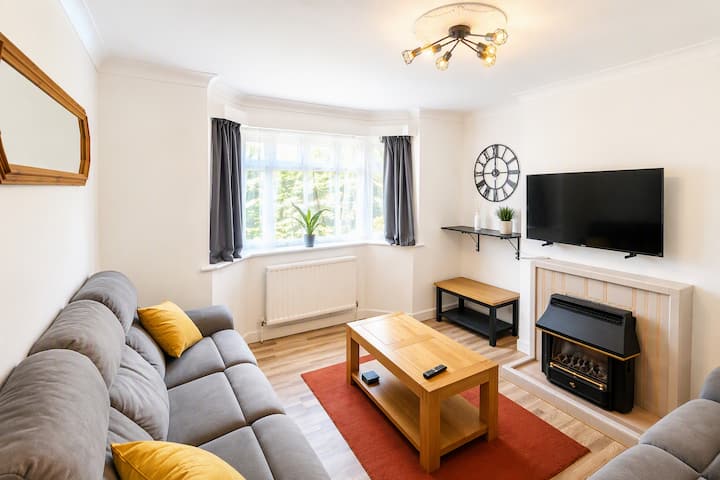 Entire 3-bed Home With Parking Near Uni & Hospital - イギリス ギルフォード