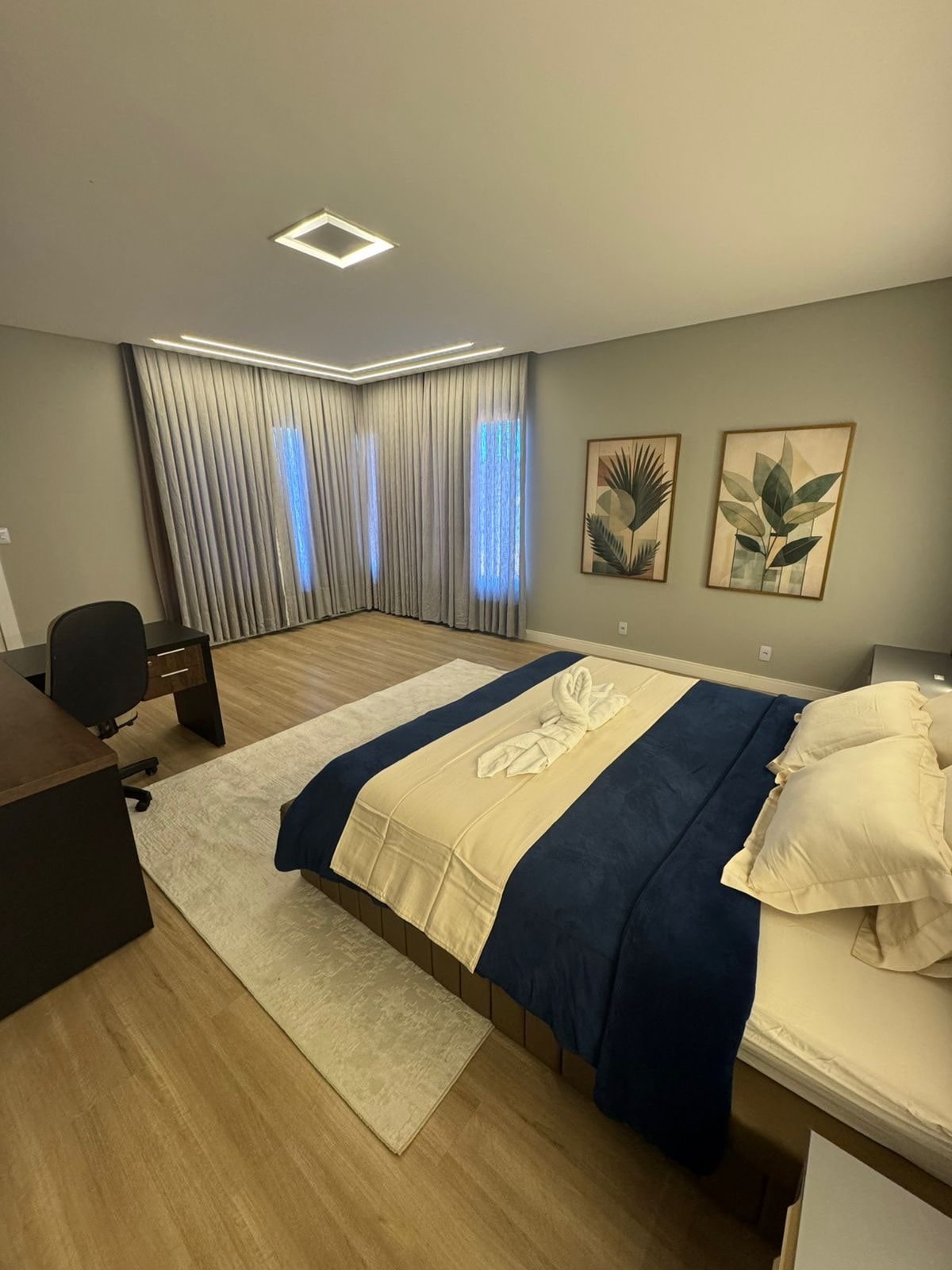 — ლუქსი 1 — 
აქ არის საოცნებო ზომის საწოლი, კონდიციონერი, ცალკე კარადა, სამუშაო/სასწავლო ზონა სკამით და პირადი სააბაზანო.

 