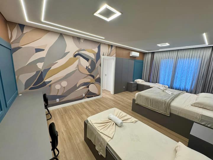 - Apartman 3 - 

Ima veliki bračni krevet, dva odvojena kreveta, klima-uređaj (toplo/hladno), zasebni ormar, ekskluzivan radni prostor s stolicom, privatnu kupaonicu.