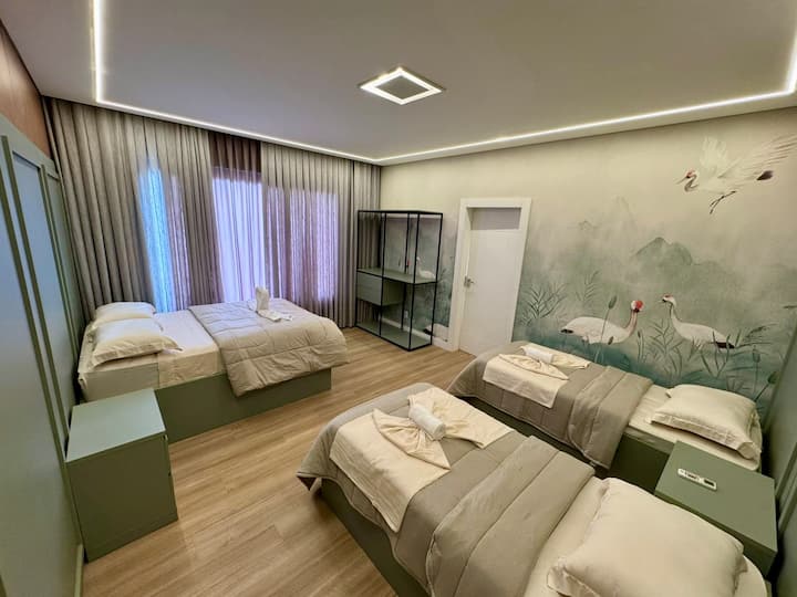 – 2. apartman – 

Ima standardni bračni krevet, dva kreveta za jednu osobu, koji su opremljeni plahtama, poplunom, jastukom i ručnikom za tijelo.

Ima i klima-uređaj (hladno) u spavaćoj sobi, ormar za odlaganje odjeće i privatnu kupaonicu.