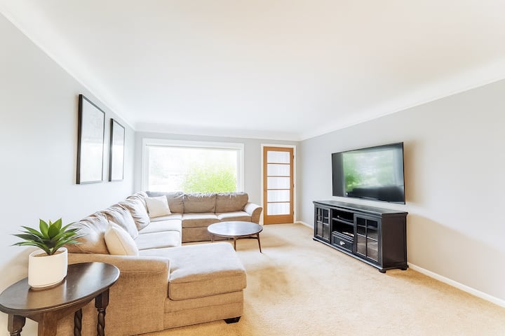 Modern 3br + Office • Dog-friendly W/ Fenced Yard - Chagrin Falls, OH