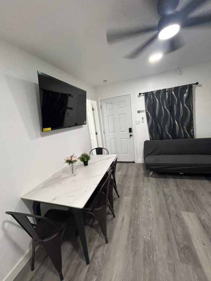 Sunny Oasis In S Los Angeles - Compton, CA