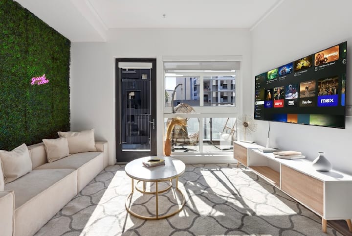 Elegant Apartment With Rooftop & Free Parking - Hollywood, CA