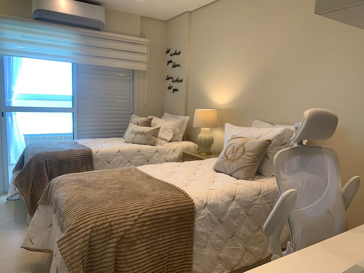 เตียงเดี่ยว 2 เตียง + เตียงเสริม 2 เตียง 