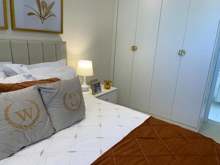 ตั้งนาฬิกาปลุกเพราะการนอนฟังเสียงทะเลเป็นเรื่องที่ยอดเยี่ยม โอกาสที่จะตื่นตอนเที่ยงเป็นเรื่องจริง 