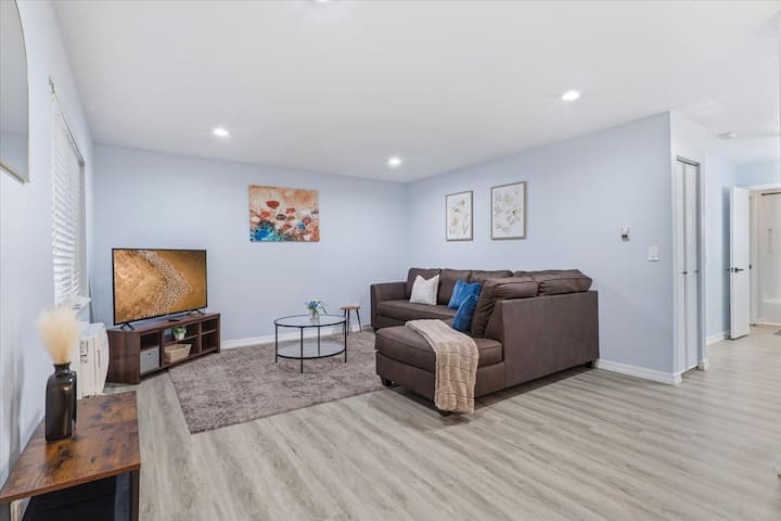 Spacious 2 Bedroom 1 Bath Apartment - Denver, CO