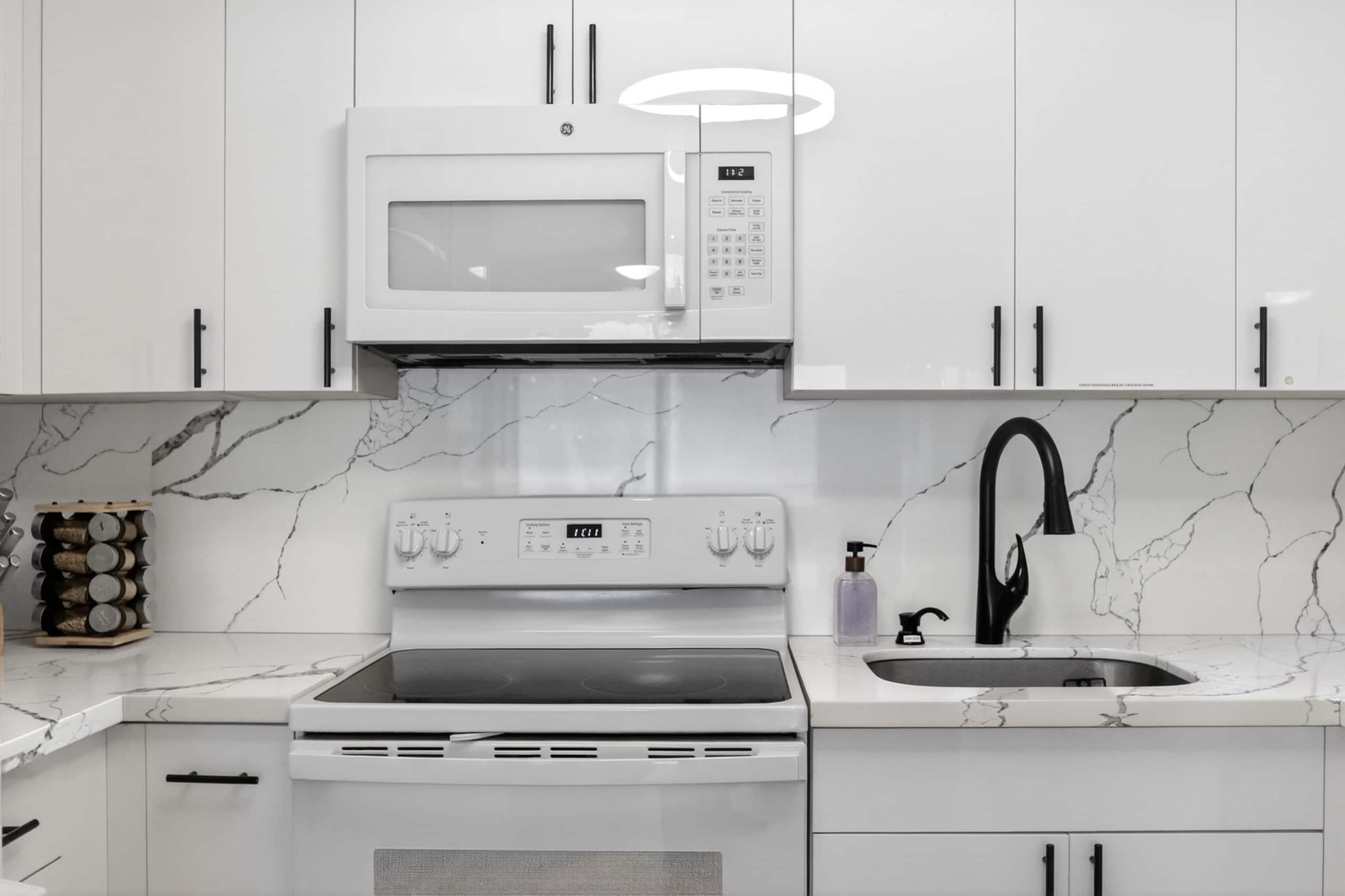 Condo in Honolulu · ★4.94 · 2 bedrooms · 4 beds · 2 private baths - Image 12