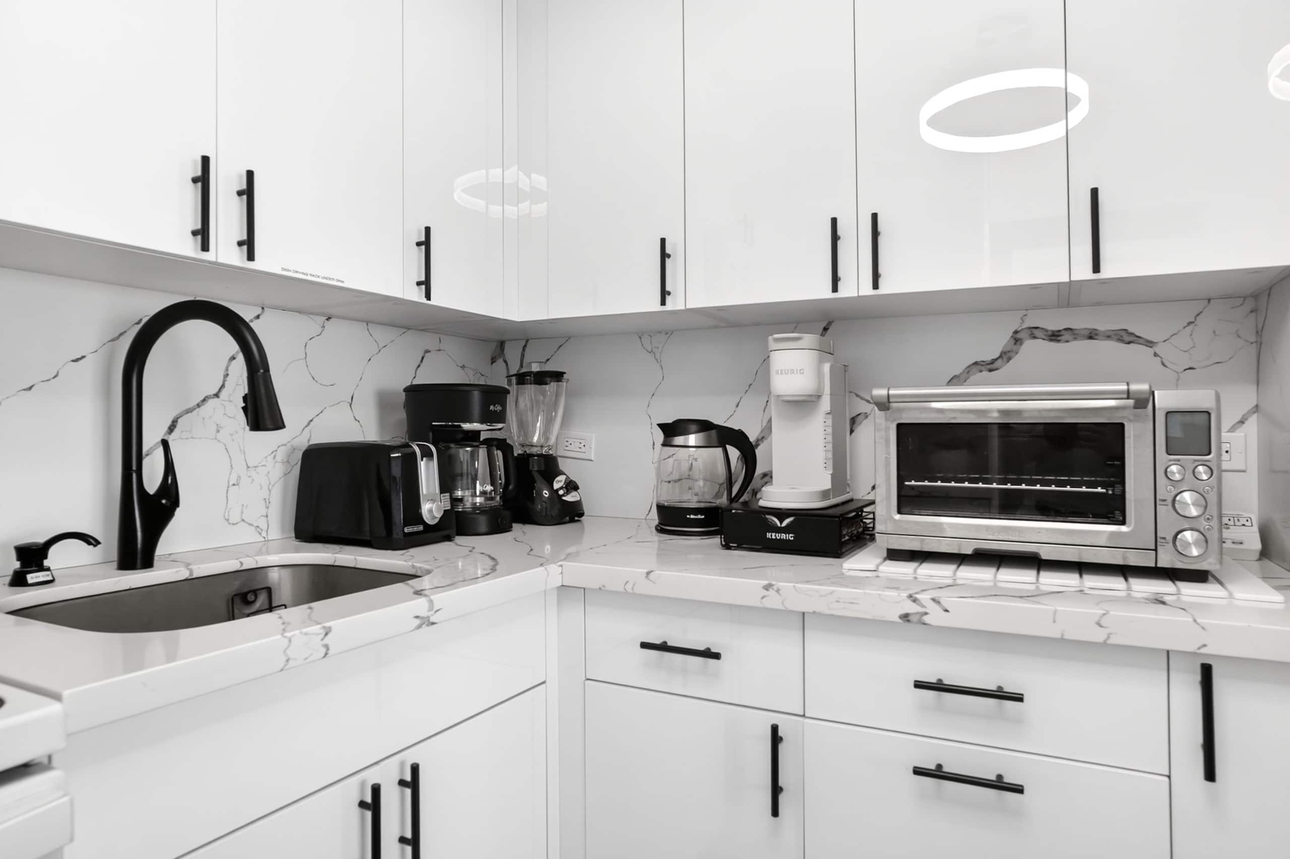 Condo in Honolulu · ★4.94 · 2 bedrooms · 4 beds · 2 private baths - Image 15