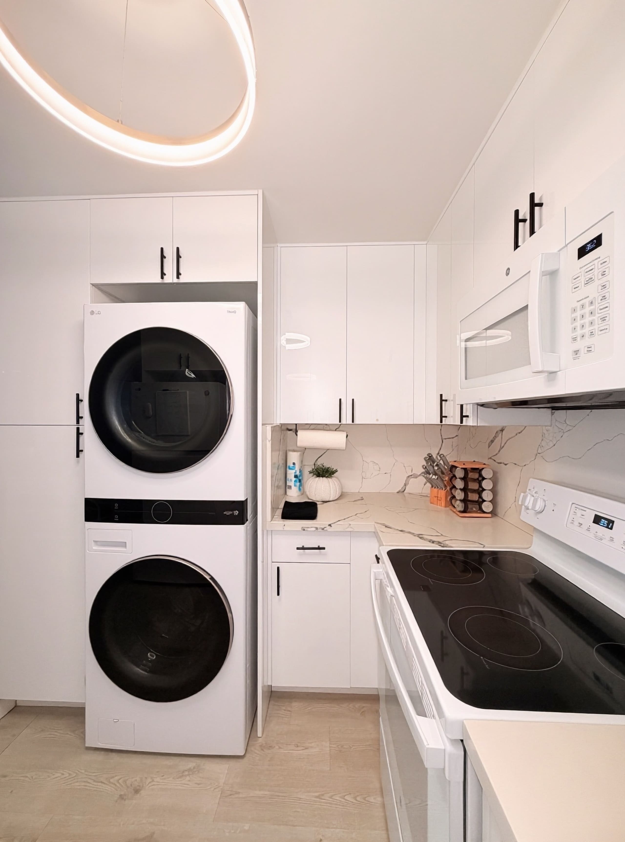 Condo in Honolulu · ★4.94 · 2 bedrooms · 4 beds · 2 private baths - Image 18