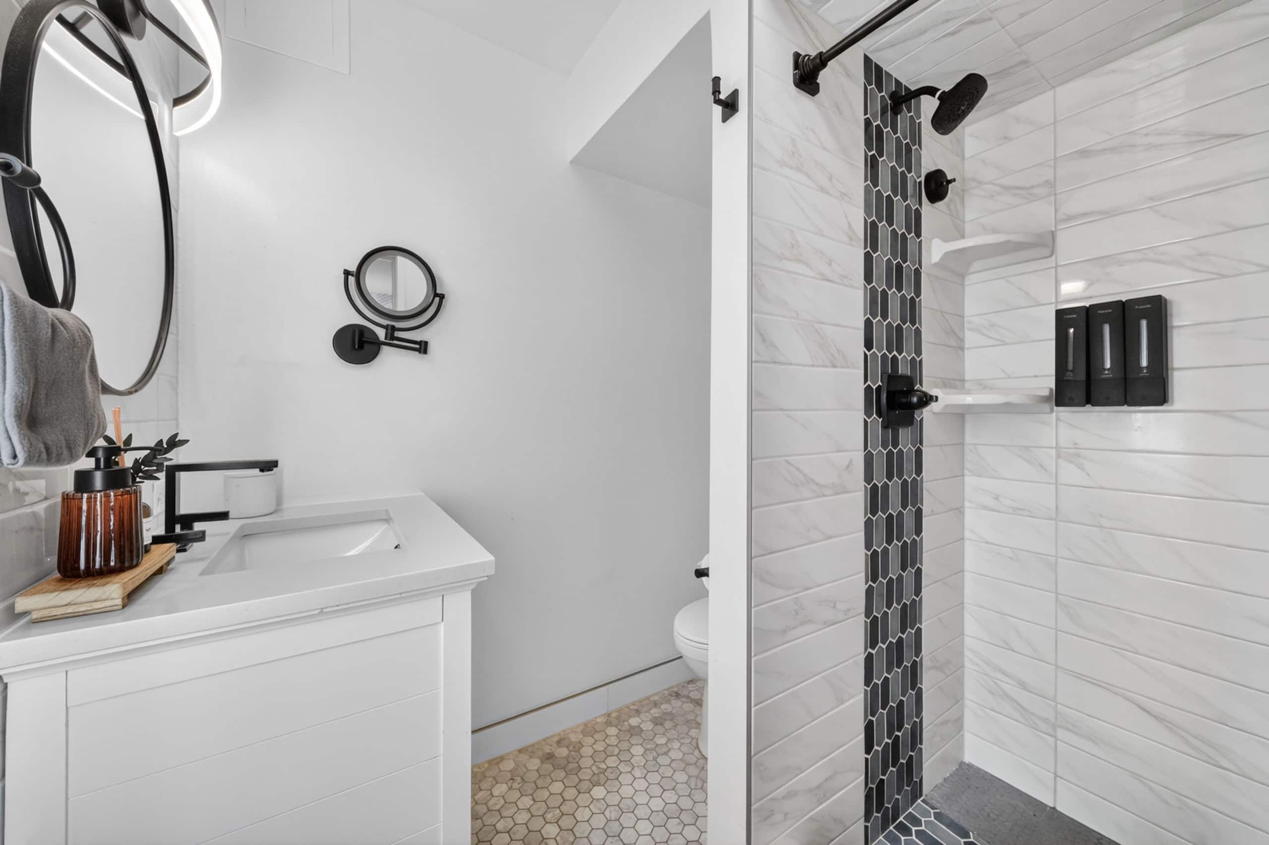 Condo in Honolulu · ★4.94 · 2 bedrooms · 4 beds · 2 private baths - Image 41
