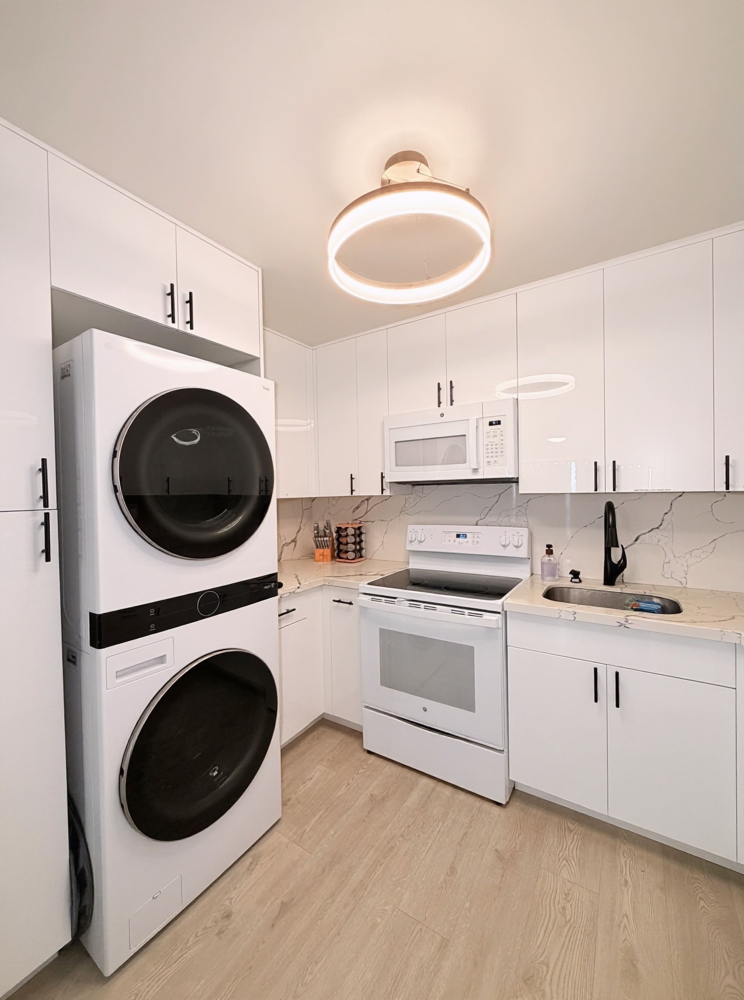 Condo in Honolulu · ★4.94 · 2 bedrooms · 4 beds · 2 private baths - Image 19