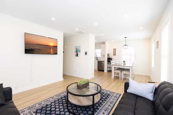 แปลนพื้นแบบเปิดโล่งขยายไปยังพื้นที่รับประทานอาหารและห้องครัว 