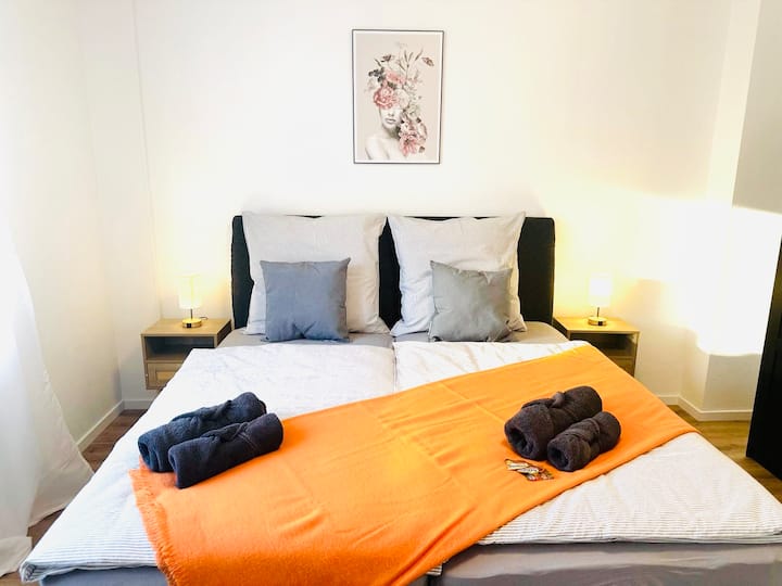 Krevat dopio (180 × 200), sigurohen çarçafë
Në dhomën e gjumit ka edhe një gardërobë