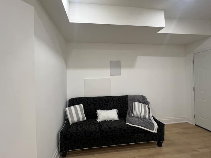 Private Apartment In North Oakville Close To Hwy - Oakville