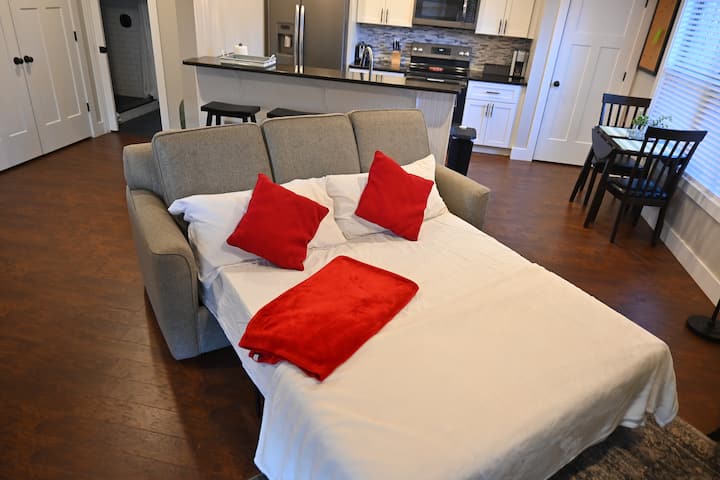 Red Ruby Modern Luxe 2br/3bed, 2bath, Asheville - Swannanoa, NC