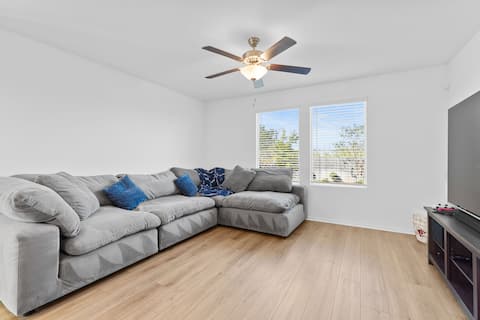 Top Airbnb: Townhome near COTA, ATX Airport, & Concourse Proj in Del Valle East
