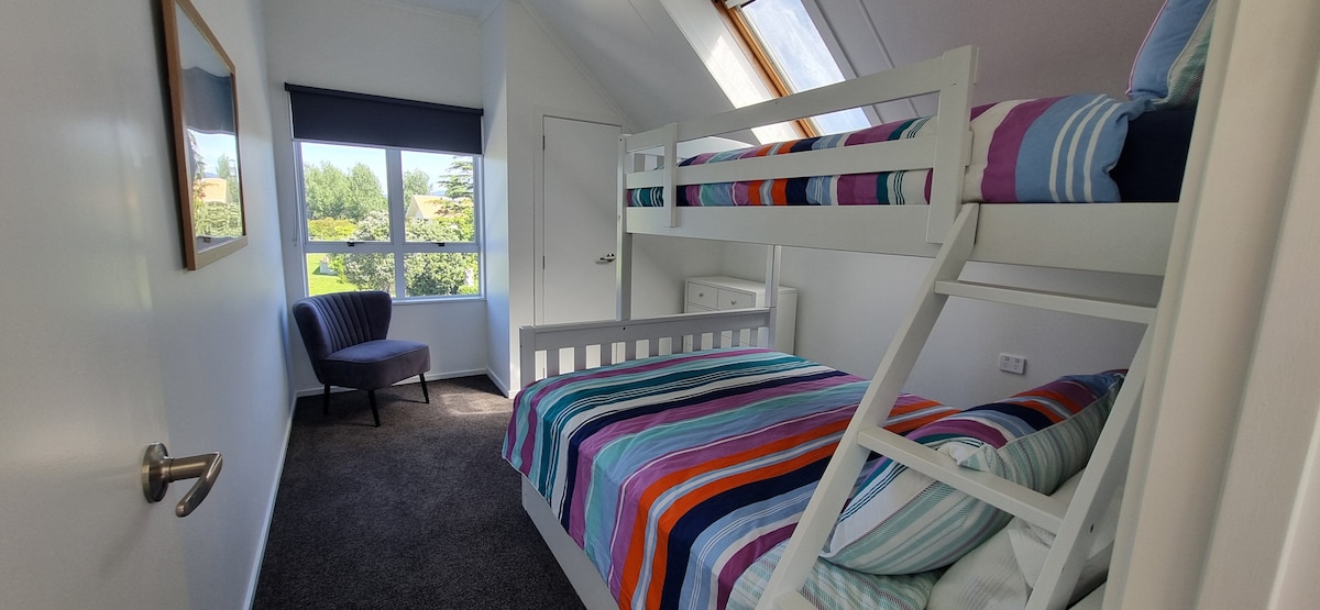 חדר קומתיים למעלה - מיטה זוגית/יחיד