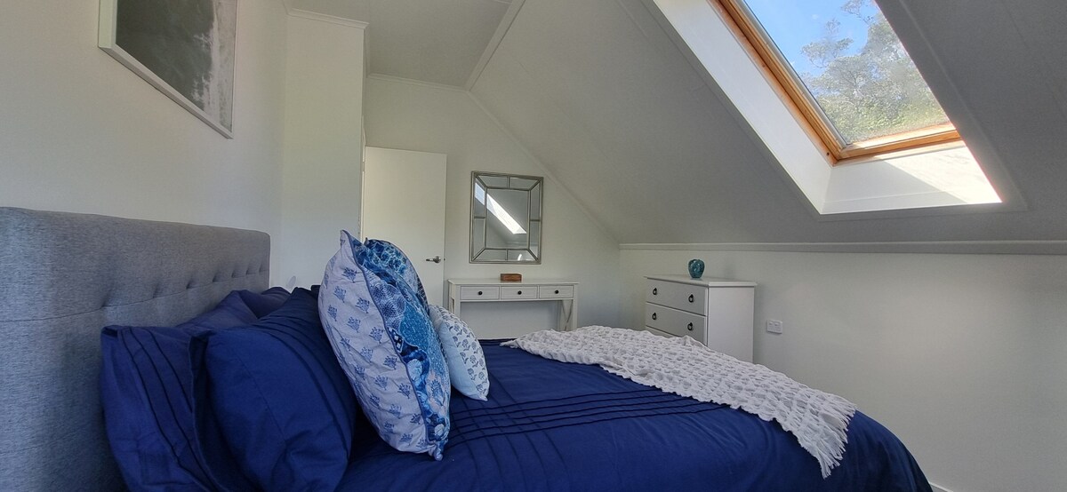 חדר קווין בקומה העליונה