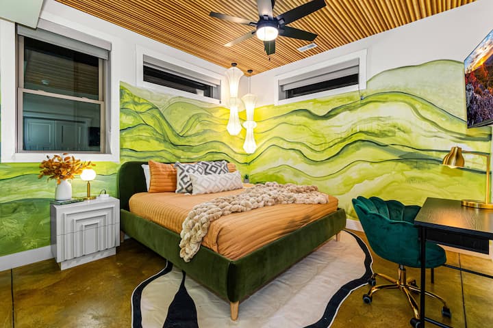 Este dormitorio principal, elegante y de ambiente acogedor, cuenta con una lujosa cama tamaño king, baño privado y un espacio de trabajo dedicado, ¡perfecto para las mañanas tranquilas o para ponerse al día con los correos electrónicos!