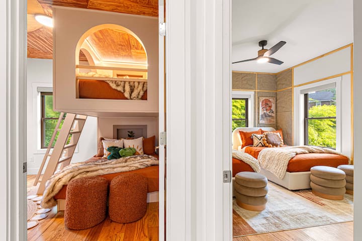 Una habitación lúdica y acogedora con una gran decoración y una cómoda configuración queen-over-queen, ¡perfecta para hermanos, primos y compañeros de viaje!