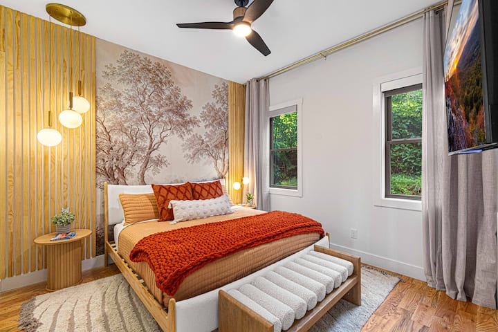 Este tranquilo dormitorio tamaño king cuenta con una decoración relajante y un baño privado, lo que crea el refugio perfecto después de un día de aventuras en Asheville.