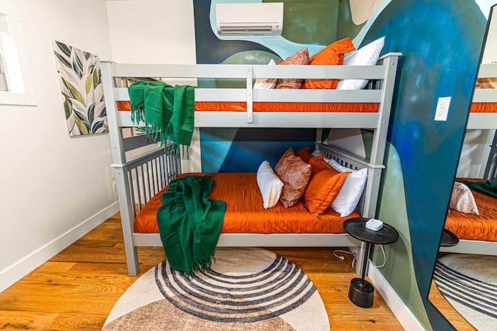 Este dormitorio audaz y divertido cuenta con literas completas y se encuentra en el mismo piso que el gimnasio, la sauna y la inmersión en frío, ¡perfecto para familias, adolescentes o amigos que quieran estar cerca de la acción!