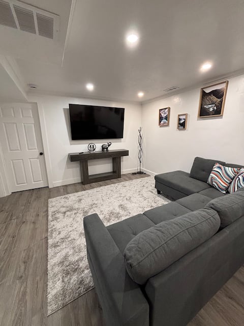 Top Airbnb: 3 Bedroom Basement in Glendale