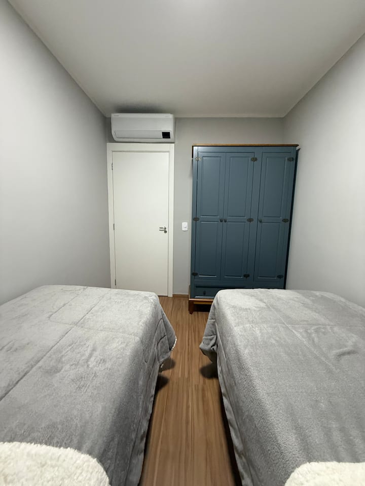 2 EENPERSOONSBEDDEN DIE KUNNEN WORDEN OMGEVORMD TOT 1 QUEEN SIZE BED 
AIRCONDITIONING
RUIMTEVERWARMING 
BEDDENGOED
BADHANDDOEK
VERDUISTERENDE ZONWERING 